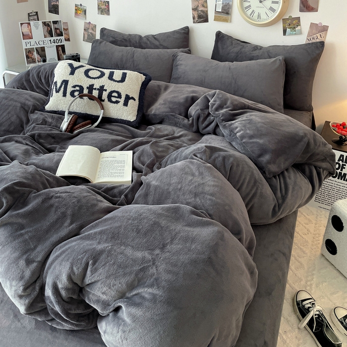 91家纺网 家纺一手货源 找家纺 顺兴家居 2025新款简约纯色双拼牛奶绒四件套（风格一） 高级灰