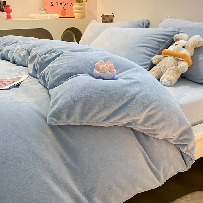 91家纺网 家纺一手货源 找家纺 顺兴家居 2025新款简约纯色双拼牛奶绒四件套（风格二） 婴儿蓝