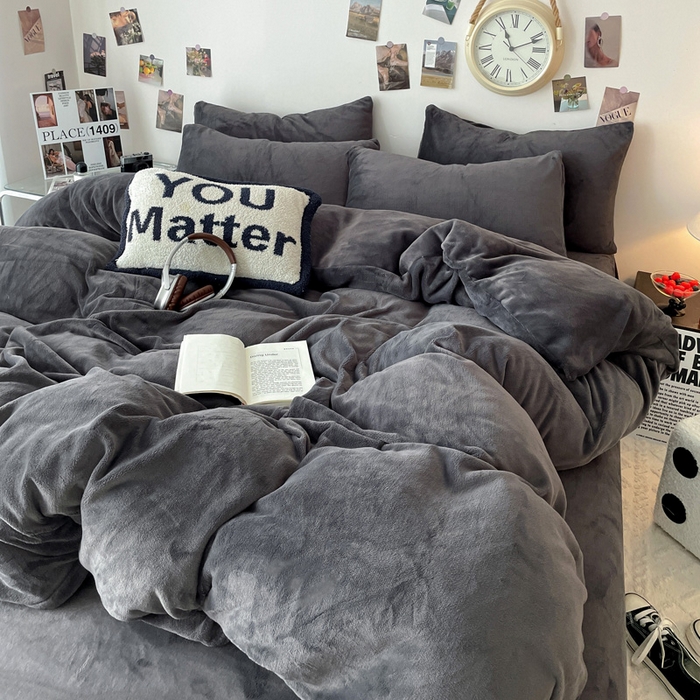 91家纺网 家纺一手货源 找家纺 顺兴家居 2025新款简约纯色双拼牛奶绒四件套（风格一） 高级灰