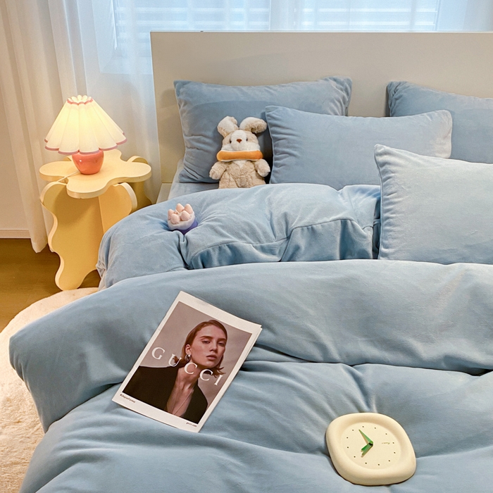 91家纺网 家纺一手货源 找家纺 顺兴家居 2025新款简约纯色双拼牛奶绒四件套（风格二） 婴儿蓝