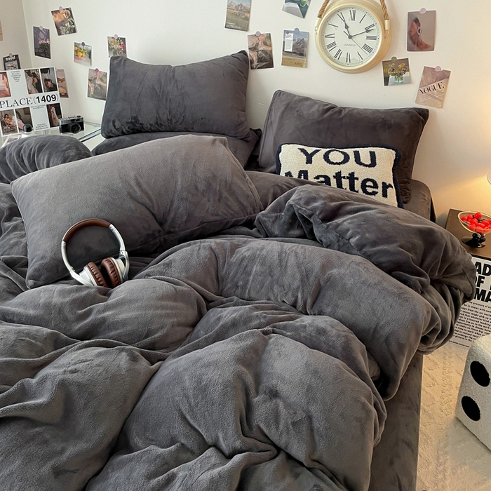 91家纺网 家纺一手货源 找家纺 顺兴家居 2025新款简约纯色双拼牛奶绒四件套（风格一） 高级灰