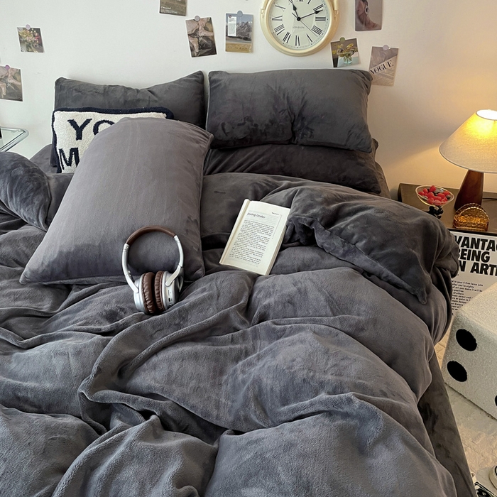 91家纺网 家纺一手货源 找家纺 顺兴家居 2025新款简约纯色双拼牛奶绒四件套（风格一） 高级灰