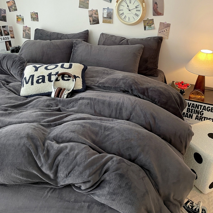 91家纺网 家纺一手货源 找家纺 顺兴家居 2025新款简约纯色双拼牛奶绒四件套（风格一） 高级灰
