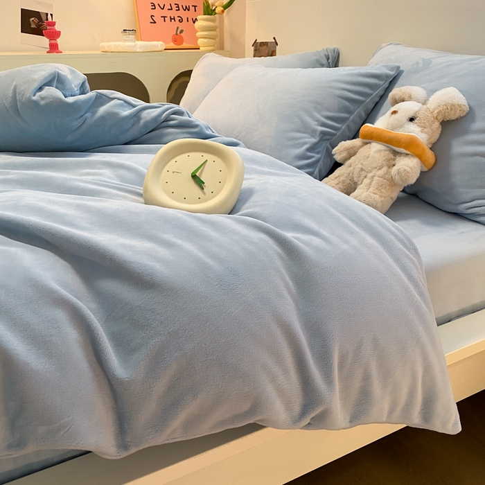 91家纺网 家纺一手货源 找家纺 顺兴家居 2025新款简约纯色双拼牛奶绒四件套（风格二） 婴儿蓝