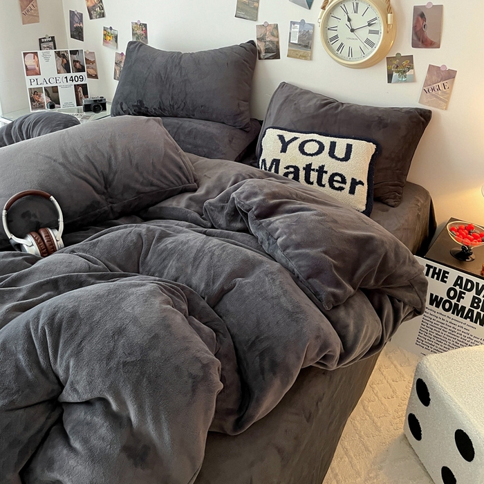 91家纺网 家纺一手货源 找家纺 顺兴家居 2025新款简约纯色双拼牛奶绒四件套（风格一） 高级灰