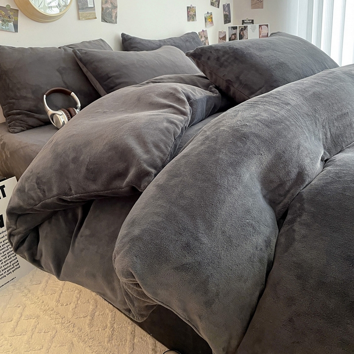 91家纺网 家纺一手货源 找家纺 顺兴家居 2025新款简约纯色双拼牛奶绒四件套（风格一） 高级灰