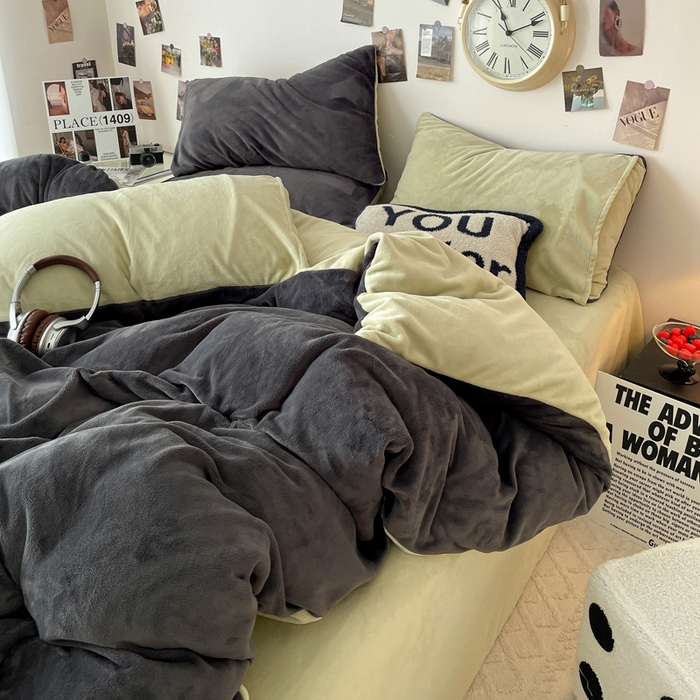 91家纺网 家纺一手货源 找家纺 顺兴家居 2025新款简约纯色双拼牛奶绒四件套（风格一） 高级灰+果绿