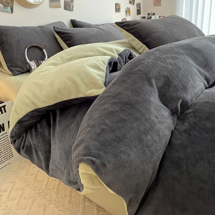 91家纺网 家纺一手货源 找家纺 顺兴家居 2025新款简约纯色双拼牛奶绒四件套（风格一） 高级灰+果绿