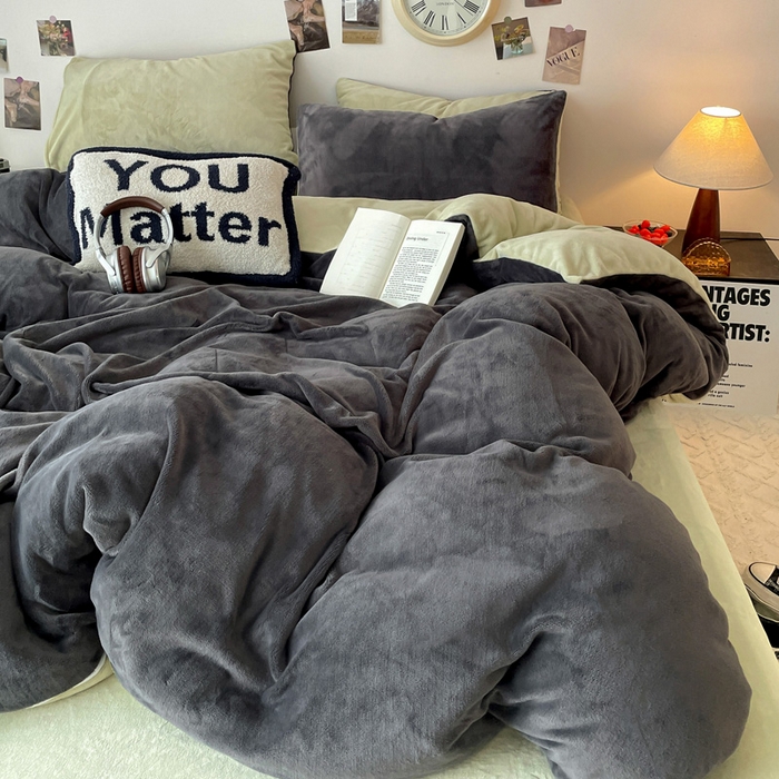 91家纺网 家纺一手货源 找家纺 顺兴家居 2025新款简约纯色双拼牛奶绒四件套（风格一） 高级灰+果绿