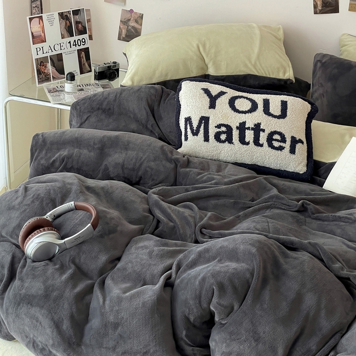 91家纺网 家纺一手货源 找家纺 顺兴家居 2025新款简约纯色双拼牛奶绒四件套（风格一） 高级灰+果绿