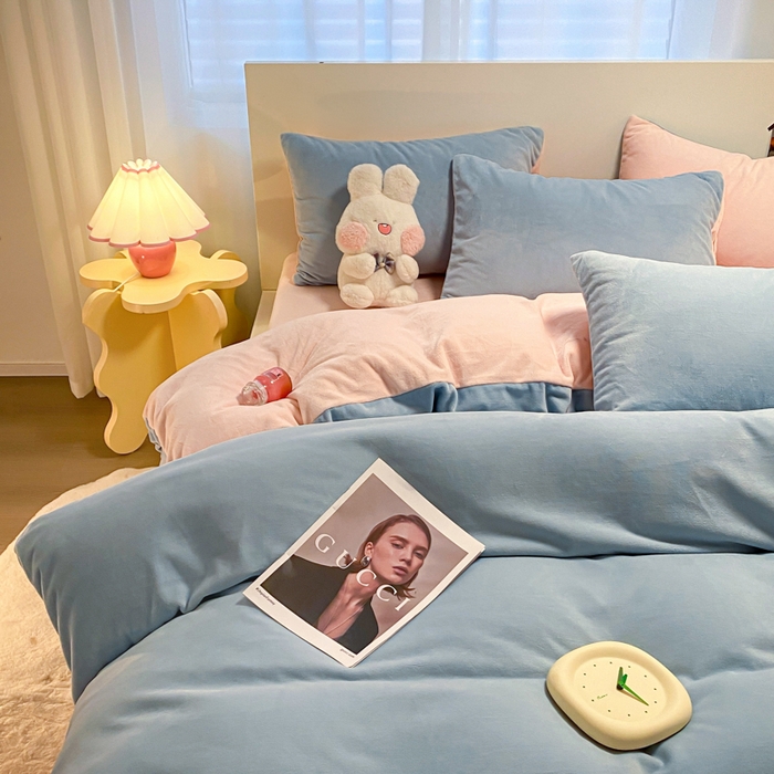 91家纺网 家纺一手货源 找家纺 顺兴家居 2025新款简约纯色双拼牛奶绒四件套（风格二） 婴儿蓝+粉玉