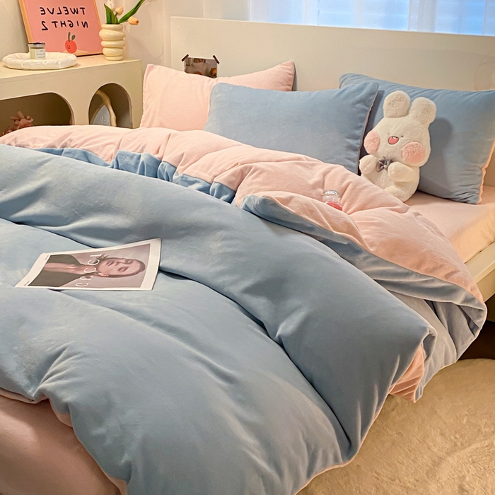 91家纺网 家纺一手货源 找家纺 顺兴家居 2025新款简约纯色双拼牛奶绒四件套（风格二） 婴儿蓝+粉玉