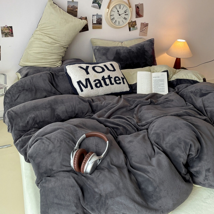 91家纺网 家纺一手货源 找家纺 顺兴家居 2025新款简约纯色双拼牛奶绒四件套（风格一） 高级灰+果绿