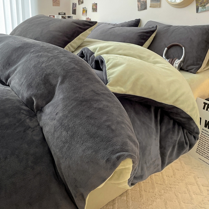 91家纺网 家纺一手货源 找家纺 顺兴家居 2025新款简约纯色双拼牛奶绒四件套（风格一） 高级灰+果绿