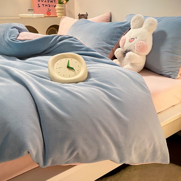 91家纺网 家纺一手货源 找家纺 顺兴家居 2025新款简约纯色双拼牛奶绒四件套（风格二） 婴儿蓝+粉玉