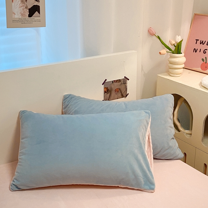 91家纺网 家纺一手货源 找家纺 顺兴家居 2025新款简约纯色双拼牛奶绒四件套（风格二） 婴儿蓝+粉玉