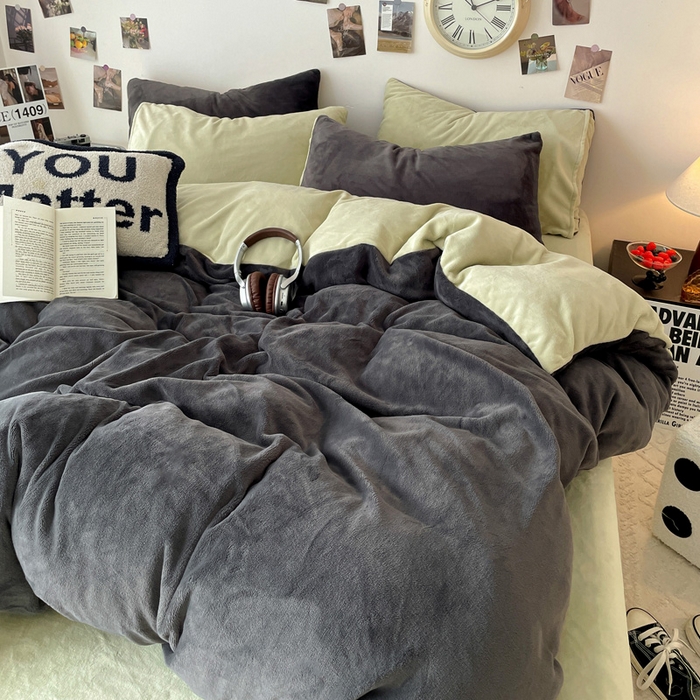 91家纺网 家纺一手货源 找家纺 顺兴家居 2025新款简约纯色双拼牛奶绒四件套（风格一） 高级灰+果绿