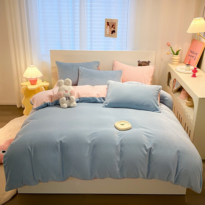 91家纺网 家纺一手货源 找家纺 顺兴家居 2025新款简约纯色双拼牛奶绒四件套（风格二） 婴儿蓝+粉玉