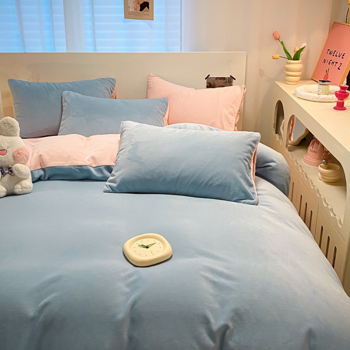 91家纺网 家纺一手货源 找家纺 顺兴家居 2025新款简约纯色双拼牛奶绒四件套（风格二） 婴儿蓝+粉玉