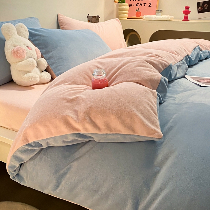 91家纺网 家纺一手货源 找家纺 顺兴家居 2025新款简约纯色双拼牛奶绒四件套（风格二） 婴儿蓝+粉玉