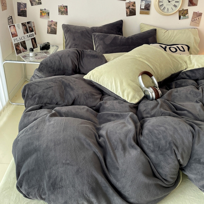 91家纺网 家纺一手货源 找家纺 顺兴家居 2025新款简约纯色双拼牛奶绒四件套（风格一） 高级灰+果绿