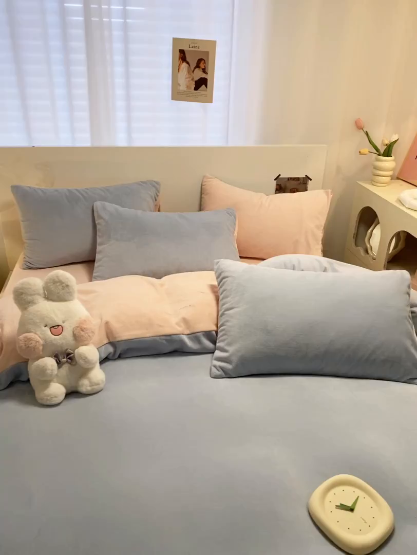 91家纺网 家纺一手货源 找家纺 顺兴家居 2025新款简约纯色双拼牛奶绒四件套（风格二） 婴儿蓝+粉玉