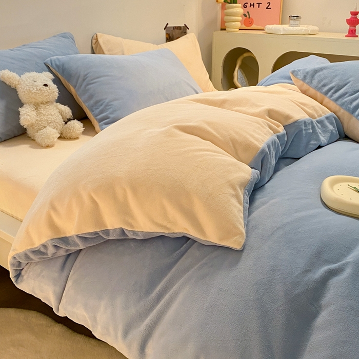 91家纺网 家纺一手货源 找家纺 顺兴家居 2025新款简约纯色双拼牛奶绒四件套（风格二） 婴儿蓝+奶昔黄