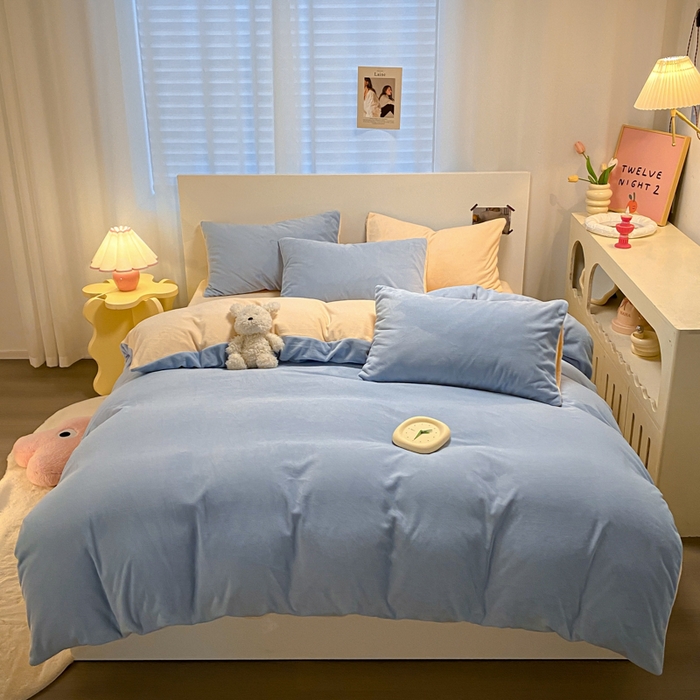 91家纺网 家纺一手货源 找家纺 顺兴家居 2025新款简约纯色双拼牛奶绒四件套（风格二） 婴儿蓝+奶昔黄