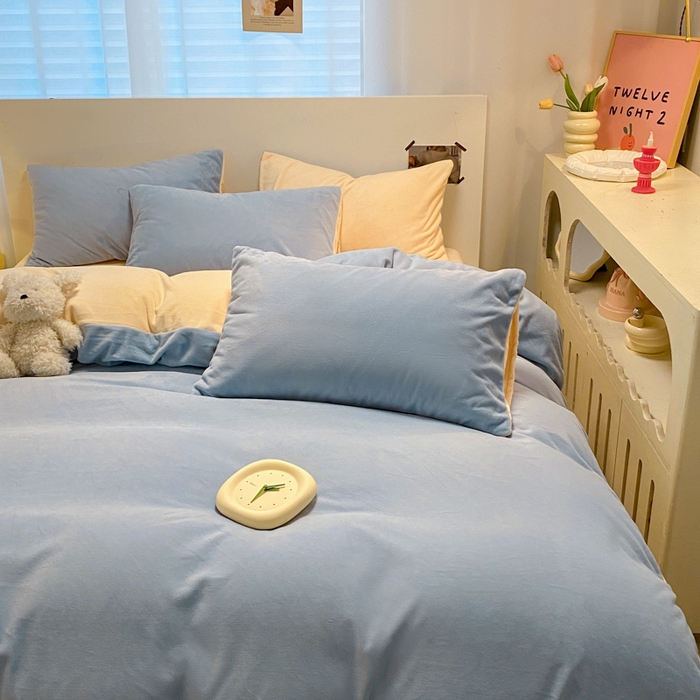 91家纺网 家纺一手货源 找家纺 顺兴家居 2025新款简约纯色双拼牛奶绒四件套（风格二） 婴儿蓝+奶昔黄
