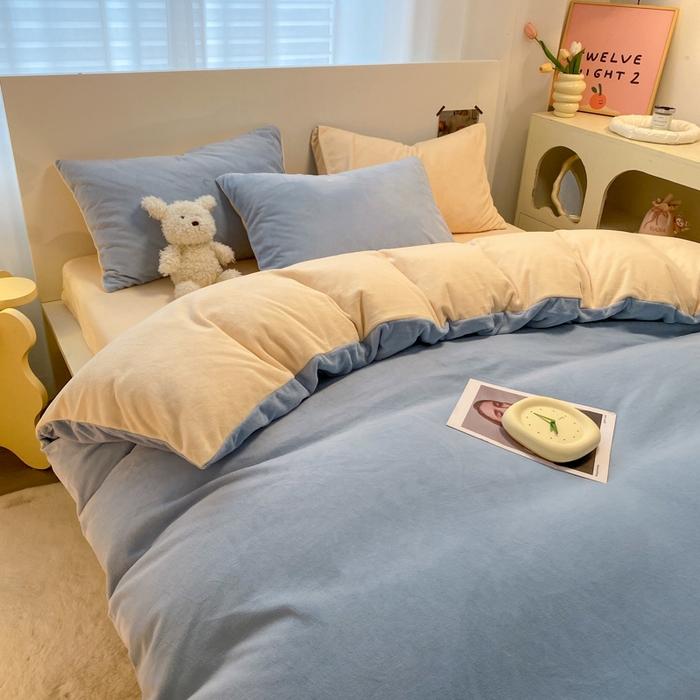 91家纺网 家纺一手货源 找家纺 顺兴家居 2025新款简约纯色双拼牛奶绒四件套（风格二） 婴儿蓝+奶昔黄