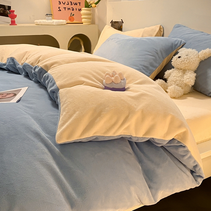 91家纺网 家纺一手货源 找家纺 顺兴家居 2025新款简约纯色双拼牛奶绒四件套（风格二） 婴儿蓝+奶昔黄