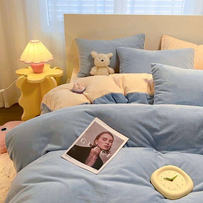 91家纺网 家纺一手货源 找家纺 顺兴家居 2025新款简约纯色双拼牛奶绒四件套（风格二） 婴儿蓝+奶昔黄