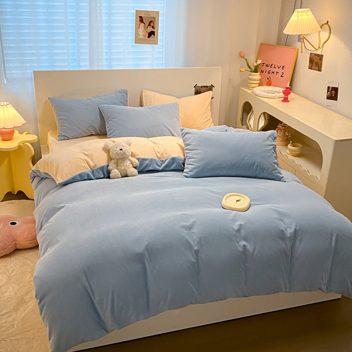 91家纺网 家纺一手货源 找家纺 顺兴家居 2025新款简约纯色双拼牛奶绒四件套（风格二） 婴儿蓝+奶昔黄