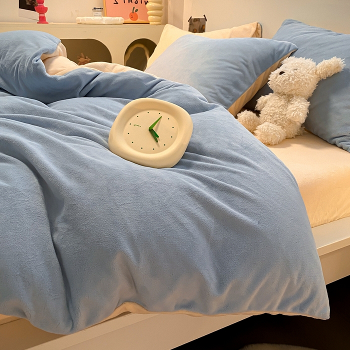 91家纺网 家纺一手货源 找家纺 顺兴家居 2025新款简约纯色双拼牛奶绒四件套（风格二） 婴儿蓝+奶昔黄