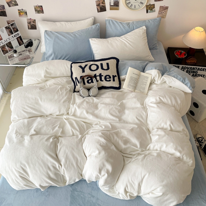 91家纺网 家纺一手货源 找家纺 顺兴家居 2025新款简约纯色双拼牛奶绒四件套（风格一） 奶白+婴儿蓝