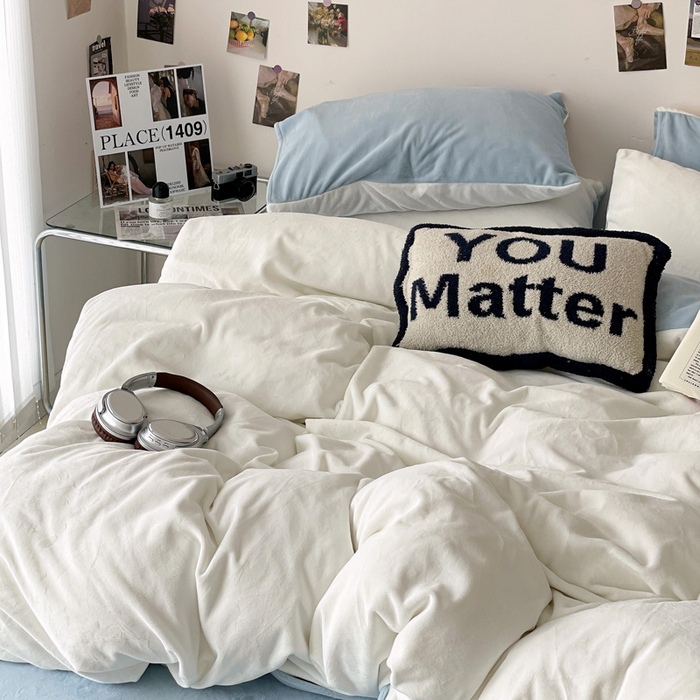 91家纺网 家纺一手货源 找家纺 顺兴家居 2025新款简约纯色双拼牛奶绒四件套（风格一） 奶白+婴儿蓝