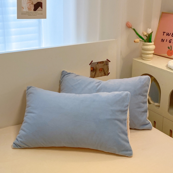 91家纺网 家纺一手货源 找家纺 顺兴家居 2025新款简约纯色双拼牛奶绒四件套（风格二） 婴儿蓝+奶昔黄