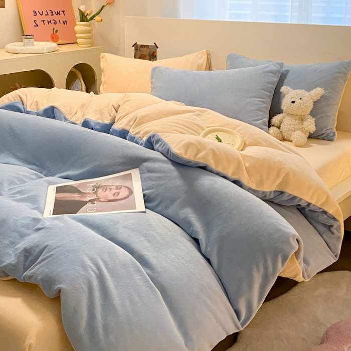 91家纺网 家纺一手货源 找家纺 顺兴家居 2025新款简约纯色双拼牛奶绒四件套（风格二） 婴儿蓝+奶昔黄