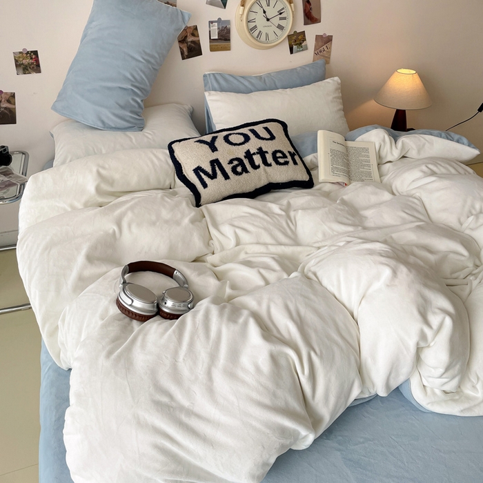 91家纺网 家纺一手货源 找家纺 顺兴家居 2025新款简约纯色双拼牛奶绒四件套（风格一） 奶白+婴儿蓝