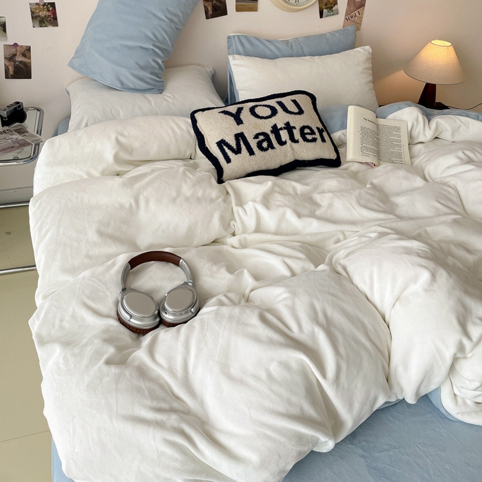 91家纺网 家纺一手货源 找家纺 顺兴家居 2025新款简约纯色双拼牛奶绒四件套（风格一） 奶白+婴儿蓝