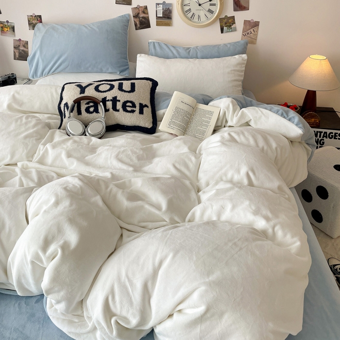 91家纺网 家纺一手货源 找家纺 顺兴家居 2025新款简约纯色双拼牛奶绒四件套（风格一） 奶白+婴儿蓝