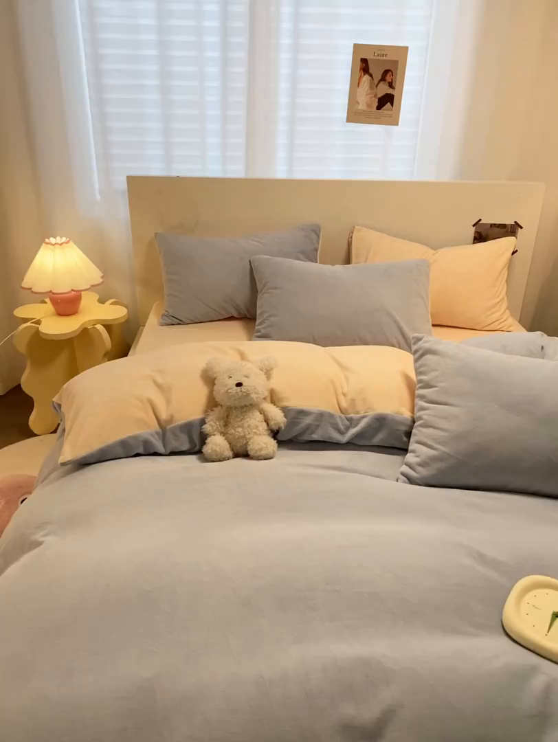 91家纺网 家纺一手货源 找家纺 顺兴家居 2025新款简约纯色双拼牛奶绒四件套（风格二） 婴儿蓝+奶昔黄