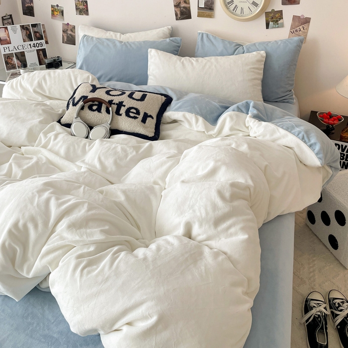 91家纺网 家纺一手货源 找家纺 顺兴家居 2025新款简约纯色双拼牛奶绒四件套（风格一） 奶白+婴儿蓝