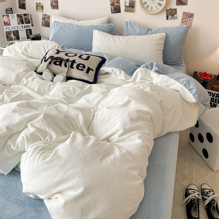 91家纺网 家纺一手货源 找家纺 顺兴家居 2025新款简约纯色双拼牛奶绒四件套（风格一） 奶白+婴儿蓝