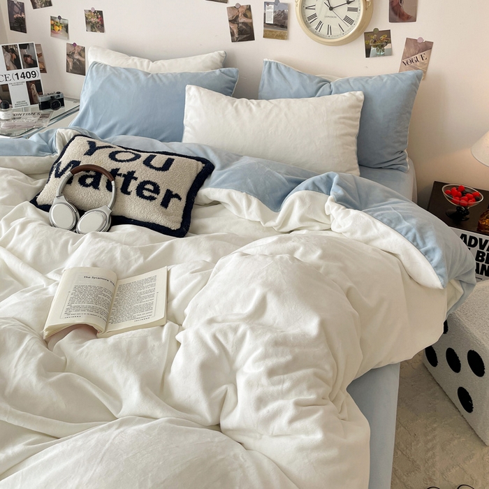 91家纺网 家纺一手货源 找家纺 顺兴家居 2025新款简约纯色双拼牛奶绒四件套（风格一） 奶白+婴儿蓝