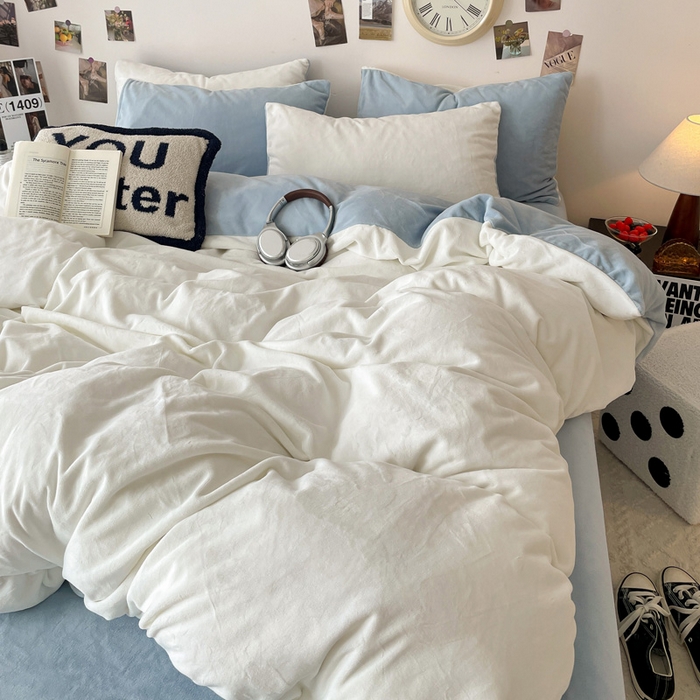 91家纺网 家纺一手货源 找家纺 顺兴家居 2025新款简约纯色双拼牛奶绒四件套（风格一） 奶白+婴儿蓝