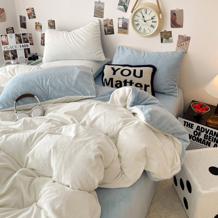 91家纺网 家纺一手货源 找家纺 顺兴家居 2025新款简约纯色双拼牛奶绒四件套（风格一） 奶白+婴儿蓝