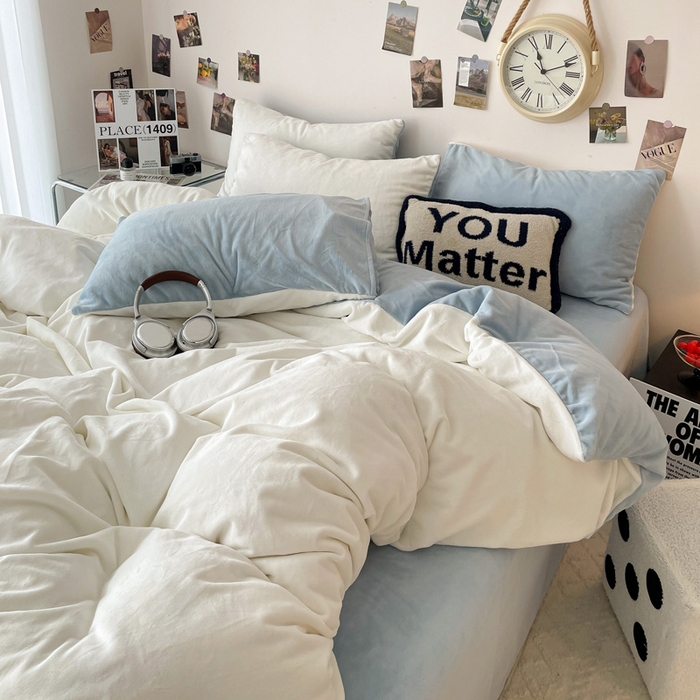 91家纺网 家纺一手货源 找家纺 顺兴家居 2025新款简约纯色双拼牛奶绒四件套（风格一） 奶白+婴儿蓝