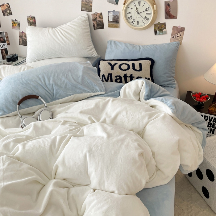 91家纺网 家纺一手货源 找家纺 顺兴家居 2025新款简约纯色双拼牛奶绒四件套（风格一） 奶白+婴儿蓝