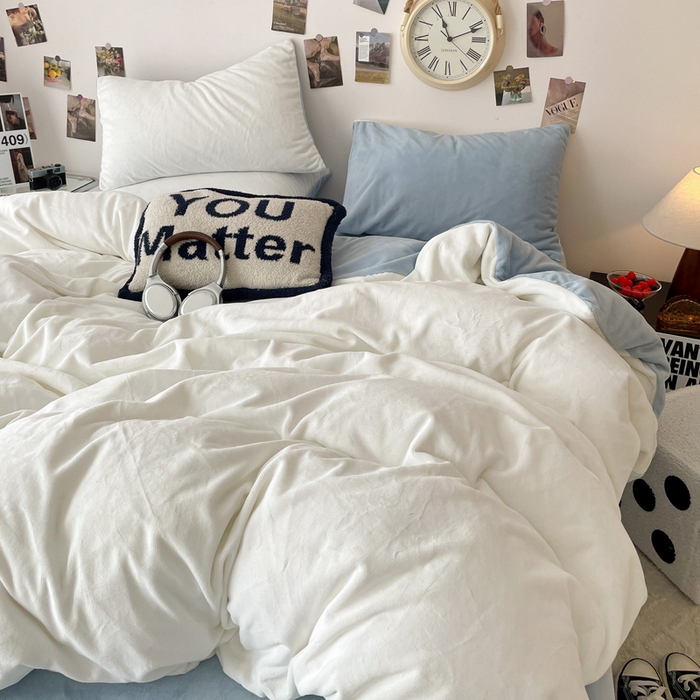 91家纺网 家纺一手货源 找家纺 顺兴家居 2025新款简约纯色双拼牛奶绒四件套（风格一） 奶白+婴儿蓝